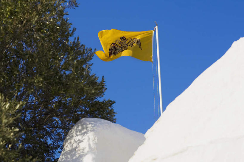 无人,家,横图,室外,白天,仰视,度假,美景,植物,城市风光,城市,旗帜,希腊,欧洲,阴影,飘扬,光线,旗杆,影子,房屋,墙,屋子,景观,娱乐,旗子,楼房,墙壁,墙面,住宅,树,树木,黄色,蓝色,绿色,白色,蓝天,天空,阳光,自然,天,享受,休闲,景色,放松,生长,晴朗,成长,飘逸,飞扬,希腊共和国,万里无云,旌旗,旗号,佐泽卡尼索斯群岛,晴空,晴空万里,彩图,低角度拍摄,房子,帕特莫斯岛