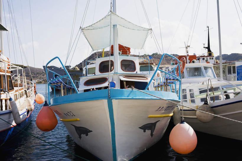 帆船,无人,横图,室外,白天,正面,旅游,度假,海浪,海洋,美景,山,山脉,树林,植物,船,希腊,欧洲,阴影,光线,影子,景观,浪花,山峰,山峦,娱乐,树,树木,蓝色,绿色,蓝天,天空,阳光,自然,海水,交通工具,群山,天,享受,休闲,景色,放松,生长,晴朗,成长,自然风光,载具,三艘,海景,希腊共和国,万里无云,佐泽卡尼索斯群岛,大海,风浪,海,海水的波动,近岸浪,涌浪,晴空,晴空万里,彩图,帕特莫斯岛