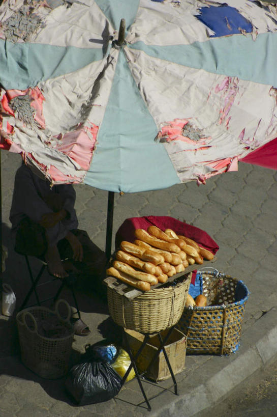 点心,面包,东方人,一个人,站,交叉,竖图,俯视,室外,白天,竹子,亚洲,仅一个男性,仅一个人,仅一个中年男性,阴影,竹制,服装,编织,光线,篮子,伞,影子,雨伞,遮阳伞,食品,面点,休闲装,黄种人,阳伞,食物,糕点,衣服,阳光,竹篮,站着,休闲,休闲服,服饰,竹条,交织,太阳伞,竹制品,穿插,贩子,男人,男性,中年男性,亚洲人,商人,站立,半身,彩图,高角度拍摄