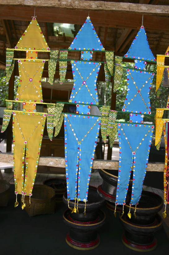 无人,商店,竖图,室外,白天,正面,民族服装,度假,美景,城市风光,城市,柬埔寨,亚洲,一排,吊挂,悬挂,整齐,景观,首都,挂,娱乐,商铺,排列,三个,享受,休闲,景色,放松,东南亚,队列,高棉,柬埔寨王国,市肆,商号,吉蔑,金边市,彩图,传统服装,民俗服,店铺,金边