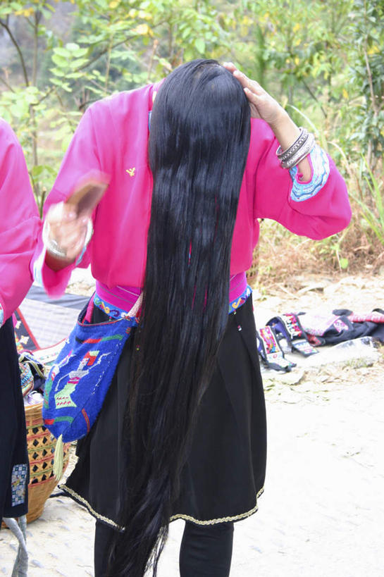 东方人,两个人,伙伴,朋友,站,竖图,室外,白天,正面,民族服装,友谊,植物,道路,路,中国,亚洲,握,阴影,朦胧,模糊,光线,影子,小路,交通,梳子,黄种人,装饰品,树,树木,绿色,阳光,自然,饰品,手链,首饰,日用品,站着,握着,手镯,生长,成长,广西,镯子,梳理,东亚,美发用品,龙胜,广西壮族自治区,中华人民共和国,桂,华南地区,龙胜各族自治县,友情,年轻女性,女人,女性,亚洲人,站立,半身,彩图,传统服装,民俗服