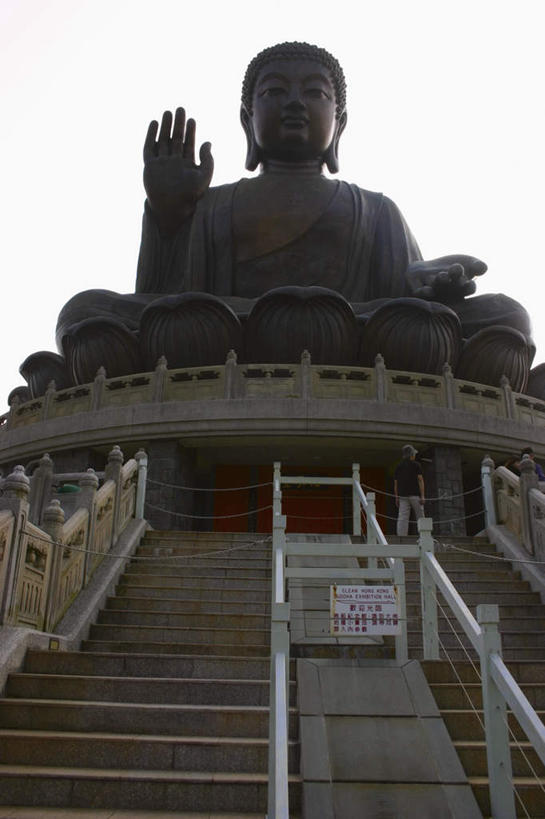 东方人,一个人,栏杆,站,竖图,室外,白天,仰视,旅游,度假,名胜古迹,楼梯,标志建筑,地标,建筑,香港,中国,亚洲,仅一个男性,仅一个人,仅一个中年男性,阴影,服装,遗迹,光线,扶手,影子,阶梯,注视,休闲装,黄种人,古迹,文物,娱乐,建设,古建筑,护栏,台阶,衣服,蓝色,蓝天,天空,阳光,天,观察,看,站着,享受,休闲,休闲服,旅游胜地,放松,服饰,晴朗,观看,港,察看,关注,古文明,东亚,大屿山,万里无云,宝莲寺,香港特别行政区,港澳台,中华人民共和国,宝莲禅寺,大濠岛,荃湾区,男人,男性,中年男性,亚洲人,晴空,晴空万里,站立,彩图,低角度拍摄,全身