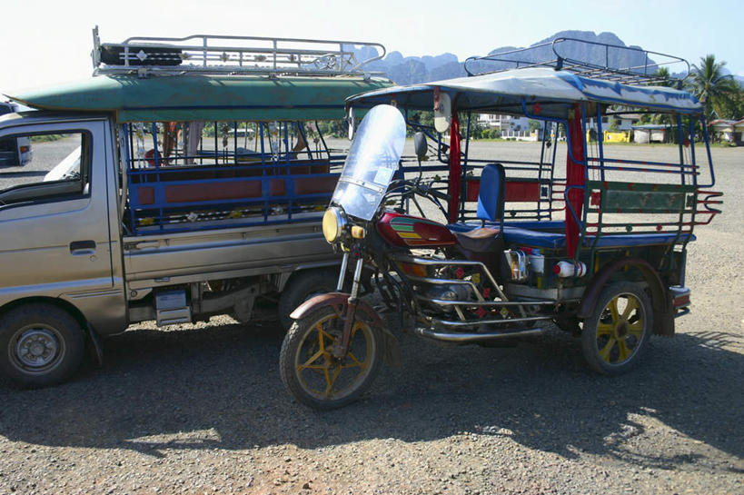 无人,横图,室外,白天,正面,度假,美景,山,山脉,植物,城市风光,城市,道路,路,公路,老挝,亚洲,阴影,光线,影子,景观,山峰,三轮车,交通,山峦,娱乐,车,脚踏车,树,树木,蓝色,绿色,蓝天,天空,阳光,自然,交通工具,群山,天,享受,休闲,景色,放松,东南亚,生长,晴朗,成长,载具,万里无云,老挝人民民主共和国,晴空,晴空万里,马路,彩图