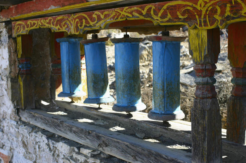 无人,寺庙,横图,室外,白天,正面,旅游,度假,名胜古迹,标志建筑,地标,建筑,尼泊尔,亚洲,一排,阴影,节日,遗迹,整齐,光线,影子,燃烧,古迹,文化,文物,娱乐,建设,古建筑,排列,蓝色,阳光,香火,庙宇,祈祷,四个,享受,休闲,健康,旅游胜地,放松,许愿,宗教,信仰,纪念,祈求,队列,南亚,古文明,转经筒,转经轮,喜马拉雅山脉,安纳普尔纳峰,尼泊尔王国,喜马拉雅山,玛尼轮,喜马拉雅,库塘峰,平安,彩图,庙,寺