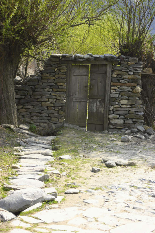 无人,家,竖图,室外,白天,正面,旅游,度假,石头,美景,植物,道路,路,尼泊尔,亚洲,阴影,光线,石子,影子,房屋,墙,屋子,景观,小路,枝条,交通,娱乐,楼房,墙壁,墙面,住宅,树,树木,树枝,阳光,自然,享受,休闲,景色,放松,自然风光,南亚,喜马拉雅山脉,安纳普尔纳峰,尼泊尔王国,喜马拉雅山,喜马拉雅,虬枝,枝杈,库塘峰,石块,岩石,彩图,房子