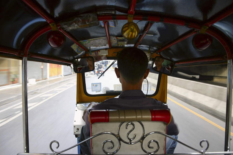 东方人,一个人,栏杆,坐,横图,室外,白天,道路,路,公路,曼谷,泰国,亚洲,仅一个男性,仅一个人,仅一个中年男性,一辆,阴影,服装,装饰,光线,影子,围栏,三轮车,交通,首都,休闲装,黄种人,护栏,车,脚踏车,背面,衣服,阳光,交通工具,驾驶,行驶,休闲,休闲服,服饰,东南亚,操纵,华丽,修饰,点缀,控制,载具,操控,泰王国,衬托,美观,雅致,雅观,把持,男人,男性,中年男性,亚洲人,马路,坐着,半身,彩图