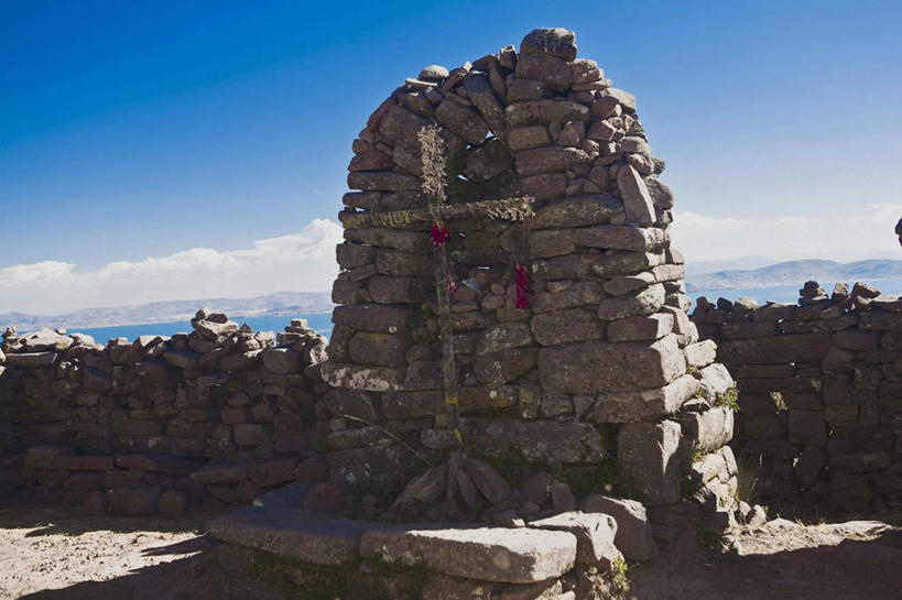 无人,横图,室外,白天,正面,旅游,度假,石头,名胜古迹,标志建筑,地标,建筑,秘鲁,一堆,许多,阴影,堆叠,堆积,节日,遗迹,光线,十字架,石子,影子,墙,云,云朵,云彩,古迹,文化,文物,娱乐,建设,古建筑,墙壁,墙面,蓝色,白云,蓝天,天空,阳光,天,祈祷,享受,休闲,健康,旅游胜地,南美,放松,许愿,宗教,信仰,晴朗,纪念,堆,祈求,南美洲,拉丁美洲,美洲,古文明,秘鲁共和国,普诺,塔基列岛,亚美利加洲,南亚美利加洲,玉米之仓,普诺省,平安,石块,岩石,晴空,彩图