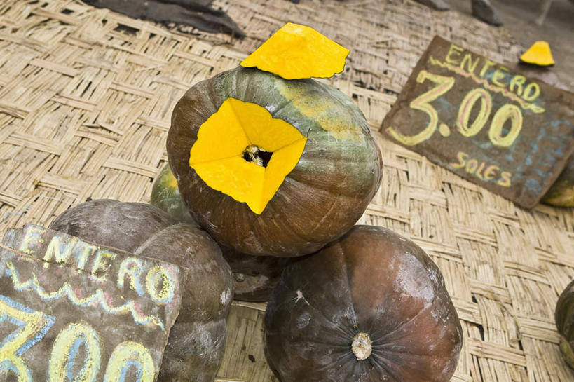 无人,菜场,横图,俯视,室外,特写,白天,购物,消费,南瓜,蔬菜,秘鲁,阴影,新鲜,光线,英文,标志,文字,影子,字符,字母,金瓜,食品,集市,市场,标识,番瓜,食物,阳光,南美,金融,有机食品,绿色食品,英文字母,麦瓜,倭瓜,南美洲,拉丁美洲,美洲,选购,贸易,阿拉伯文,秘鲁共和国,伊卡,亚美利加洲,南亚美利加洲,玉米之仓,阿拉伯语,阿拉伯字母,伊卡省,菜市,彩图,高角度拍摄,菜市场