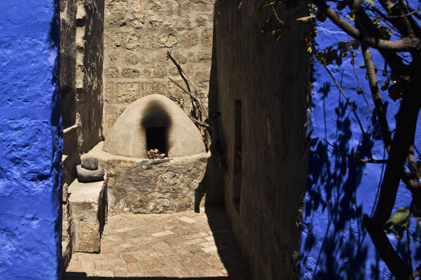 无人,横图,室内,白天,正面,旅游,度假,名胜古迹,植物,壁炉,厨房,标志建筑,地标,建筑,秘鲁,节日,遗迹,墙,枝条,古迹,文化,文物,娱乐,建设,古建筑,墙壁,墙面,树,树木,树枝,蓝色,祈祷,取暖,享受,休闲,健康,旅游胜地,南美,放松,许愿,宗教,信仰,纪念,祈求,南美洲,基督教,拉丁美洲,天主教,修道院,美洲,信念,古文明,秘鲁共和国,阿雷基帕,亚美利加洲,南亚美利加洲,玉米之仓,虬枝,枝杈,阿雷基帕省,神学院,修院,隐修院,平安,彩图,灶间,取暖设备