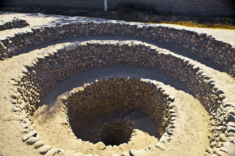 无人,横图,俯视,室外,白天,旅游,度假,石头,名胜古迹,标志建筑,地标,建筑,秘鲁,一排,许多,阴影,遗迹,整齐,环绕,围绕,光线,螺旋,石子,影子,环抱,古迹,文物,娱乐,建设,古建筑,废墟,排列,阳光,享受,休闲,旅游胜地,南美,放松,南美洲,拉丁美洲,队列,美洲,古文明,秘鲁共和国,伊卡,纳斯卡,亚美利加洲,南亚美利加洲,玉米之仓,萦绕,伊卡省,石块,岩石,彩图,高角度拍摄