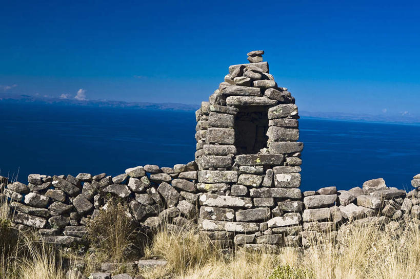 无人,横图,室外,白天,正面,旅游,度假,海浪,海洋,石头,名胜古迹,植物,标志建筑,地标,建筑,秘鲁,一堆,许多,阴影,堆叠,堆积,枯萎,遗迹,光线,石子,影子,墙,浪花,云,云朵,枯草,云彩,古迹,文物,娱乐,建设,古建筑,墙壁,墙面,草,黄色,蓝色,白云,蓝天,天空,阳光,海水,天,享受,休闲,旅游胜地,南美,放松,晴朗,堆,南美洲,拉丁美洲,美洲,海景,古文明,秘鲁共和国,普诺,塔基列岛,亚美利加洲,南亚美利加洲,玉米之仓,普诺省,大海,风浪,海,海水的波动,近岸浪,石块,岩石,涌浪,晴空,彩图