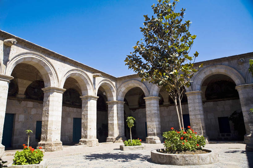 无人,横图,室外,白天,仰视,旅游,度假,名胜古迹,植物,标志建筑,地标,建筑,秘鲁,一排,许多,阴影,节日,遗迹,整齐,光线,影子,墙,拱门,古迹,文化,文物,娱乐,建设,古建筑,墙壁,墙面,树,树木,排列,蓝色,绿色,蓝天,天空,阳光,自然,天,祈祷,享受,休闲,健康,旅游胜地,南美,放松,许愿,宗教,信仰,生长,晴朗,成长,纪念,祈求,南美洲,基督教,拉丁美洲,队列,天主教,修道院,美洲,信念,古文明,万里无云,秘鲁共和国,阿雷基帕,亚美利加洲,南亚美利加洲,玉米之仓,阿雷基帕省,神学院,修院,隐修院,平安,晴空,晴空万里,彩图,低角度拍摄