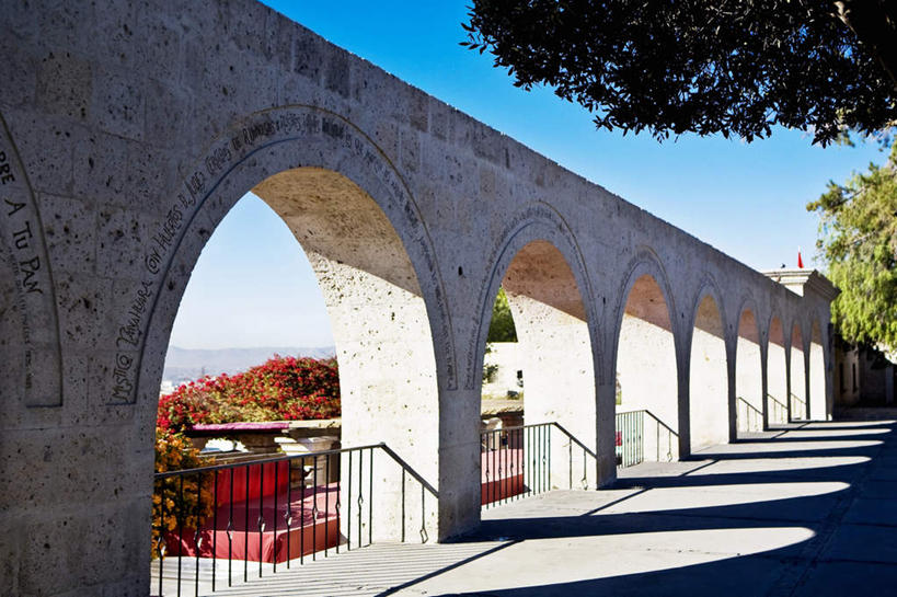 无人,栏杆,横图,室外,白天,正面,度假,美景,植物,楼梯,城市风光,城市,秘鲁,一排,许多,阴影,整齐,光线,扶手,影子,阶梯,景观,拱门,娱乐,护栏,台阶,树,树木,排列,蓝色,绿色,蓝天,天空,阳光,自然,天,享受,休闲,景色,南美,放松,生长,晴朗,成长,南美洲,拉丁美洲,队列,美洲,万里无云,秘鲁共和国,阿雷基帕,亚美利加洲,南亚美利加洲,玉米之仓,阿雷基帕省,晴空,晴空万里,彩图