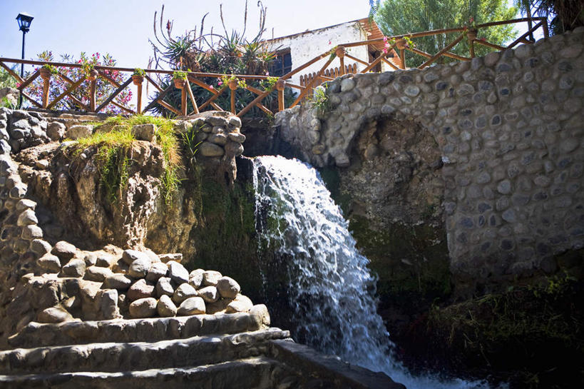 无人,家,栏杆,横图,室外,白天,正面,度假,河流,石头,美景,瀑布,水,城市风光,城市,路灯,照明,秘鲁,阴影,飞溅,溅,光线,石子,液体,影子,房屋,屋子,河水,景观,水滴,水流,围栏,灯光,娱乐,护栏,楼房,住宅,灯,水珠,蓝色,蓝天,天空,小溪,阳光,天,溪水,享受,休闲,景色,南美,放松,晴朗,照亮,南美洲,照明设备,拉丁美洲,喷洒,美洲,万里无云,秘鲁共和国,阿雷基帕,亚美利加洲,南亚美利加洲,玉米之仓,阿雷基帕省,跌水,石块,岩石,晴空,晴空万里,彩图,房子