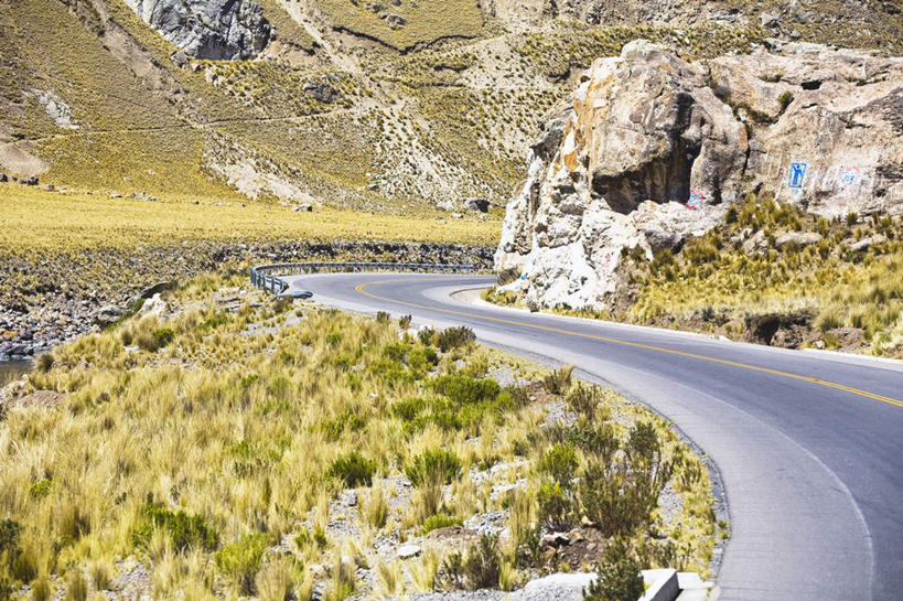 无人,横图,室外,白天,正面,旅游,度假,草地,草坪,石头,美景,山,山脉,植物,道路,路,公路,秘鲁,阴影,弯曲,光线,石子,影子,景观,山峰,分界线,停车线,交通,山峦,娱乐,草,绿色,阳光,自然,群山,享受,休闲,景色,南美,放松,蜿蜒,车行道,车行道分界线,南美洲,拉丁美洲,自然风光,标线,美洲,车行线,秘鲁共和国,阿雷基帕,亚美利加洲,南亚美利加洲,玉米之仓,阿雷基帕省,石块,岩石,马路,彩图