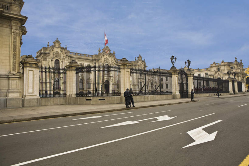 西方人,三个人,同事,警察,警卫,栏杆,站,横图,室外,白天,正面,工作服,制服,度假,成功,合作,团队,集体,信心,美景,城市风光,城市,道路,路,路灯,公路,照明,欧洲,秘鲁,欧洲人,握,阴影,光线,影子,墙,景观,云,云朵,围栏,灯光,分界线,停车线,交通,首都,云彩,注视,方向,娱乐,队伍,护栏,箭头,墙壁,墙面,灯,蓝色,白云,蓝天,天空,阳光,天,低头,观察,看,站着,享受,休闲,景色,南美,放松,握着,晴朗,观看,车行道,车行道分界线,照亮,察看,南美洲,领导,指向,照明设备,拉丁美洲,成就,关注,标线,美洲,合伙,领袖,车行线,秘鲁共和国,利马,簇,亚美利加洲,南亚美利加洲,玉米之仓,工作制服,利马省,武器广场,男人,男性,中年男性,白种人,保安,警卫员,看守,卫兵,晴空,马路,站立,彩图,全身,工作套服,皮萨罗府,政府宫