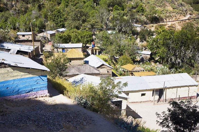 无人,家,横图,室外,白天,正面,度假,美景,山,山脉,树林,植物,城市风光,城市,道路,路,秘鲁,阴影,光线,影子,房屋,屋顶,屋子,景观,山峰,小路,交通,山峦,顶棚,娱乐,楼房,住宅,树,树木,绿色,阳光,自然,群山,享受,休闲,景色,南美,放松,生长,成长,南美洲,拉丁美洲,美洲,秘鲁共和国,阿雷基帕,亚美利加洲,南亚美利加洲,玉米之仓,阿雷基帕省,彩图,房子