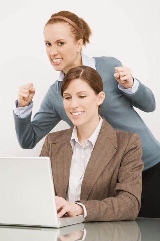 西方人,两个人,同事,商务人士,商务女性,办公室,站,坐,举,笑,微笑,露齿笑,竖图,室内,白天,白色背景,正面,成功,合作,团队,集体,信心,电脑,笔记本电脑,家具,桌子,欧洲,欧洲人,敲打,套装,装饰,网络,头饰,办公桌,注视,输入,通讯设备,队伍,发箍,发饰,饰品,打字,观察,看,托,站着,摄影,影棚,头箍,观看,点击,幽默,咬牙切齿,华丽,修饰,一台,敲击,点缀,察看,无线,领导,成就,关注,通信设备,商务装,诙谐,无线网络,合伙,领袖,发卡,无线上网,便携式电脑,工薪阶层,配饰,办公家具,衬托,美观,雅致,雅观,风趣,按键,手提电脑,年轻女性,女人,女性,白种人,白领,上班族,举起,举手,举着,向上举,向上伸,向上托,站立,坐着,半身,彩图,影棚拍摄,拍摄