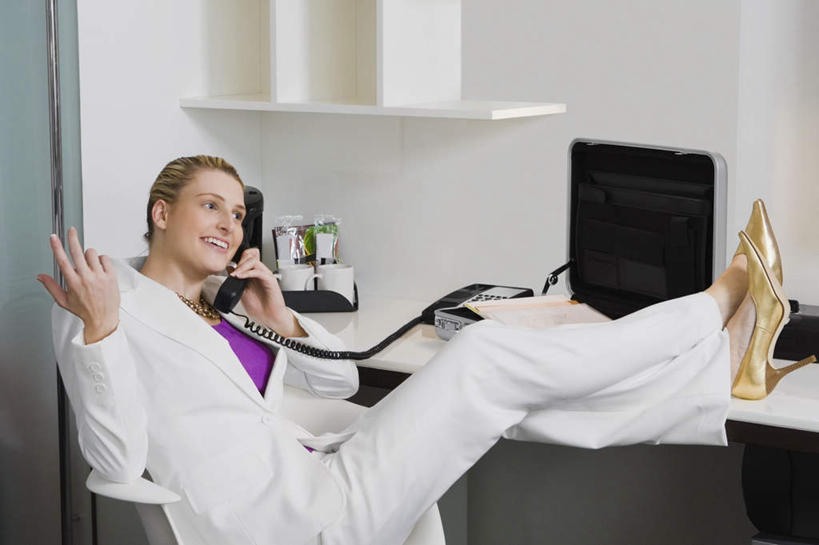 西方人,一个人,商务人士,商务女性,宾馆,坐,举,笑,打电话,微笑,横图,室内,白天,侧面,高跟鞋,时尚,电脑,显示器,鼠标,键盘,桌面,桌子,电话,鞋子,欧洲,欧洲人,仅一个年轻女性,仅一个女性,仅一个人,握,套装,网络,木制,电器,工具,墙,拿,听,拿着,注视,设备,输入设备,通讯设备,墙壁,墙面,白色,话筒,木制品,观察,看,托,电话线,台式电脑,冲泡,握着,观看,察看,固定电话,家电,家用电器,咖啡机,关注,时髦,磨粉,通信设备,商务装,工薪阶层,输出设备,时兴,交流,年轻女性,女人,女性,白种人,白领,上班族,电话机,沟通,举着,通话,向上举,向上伸,向上托,坐着,半身,彩图,客店,客栈,旅店,旅馆,旅舍,汽车旅馆,清除,压粉,装粉