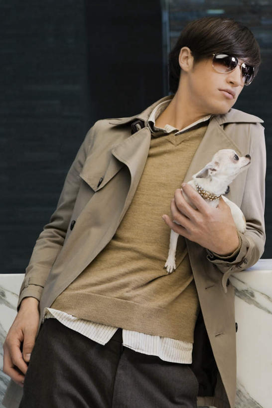 西方人,一个人,前台,宾馆,站,抱,竖图,室内,白天,正面,桌子,宠物,狗,欧洲,欧洲人,仅一个男性,仅一个人,服装,墨镜,眼镜,办公桌,吉娃娃,扭头,注视,休闲装,仅一个年轻男性,一只,衣服,动物,太阳镜,太阳眼镜,观察,看,站着,转头,休闲,休闲服,服务台,遮阳镜,可爱,服饰,抱着,观看,察看,搂着,关注,忠诚,芝娃娃,奇娃娃,吉娃娃犬,齐花花,男人,男性,年轻男性,白种人,犬,搂,搂抱,站立,半身,彩图,客店,客栈,旅店,旅馆,旅舍,汽车旅馆,帮助台,呼叫台