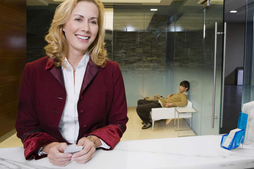 西方人,两个人,前台,宾馆,站,坐,笑,微笑,露齿笑,横图,室内,白天,正面,门,沙发,桌子,照明,欧洲,芬兰,欧洲人,握,服装,办公桌,灯光,拿,拿着,注视,休闲装,顶灯,灯,衣服,把手,门把手,灯具,门框,观察,看,站着,休闲,休闲服,服务台,房卡,握着,服饰,观看,门把,照亮,察看,开启,照明设备,关注,北欧,布艺沙发,住宿,保全,就寝,芬兰共和国,波里,平安,男人,男性,年轻男性,女人,女性,中年女性,白种人,拉手,站立,坐着,半身,彩图,客店,客栈,旅店,旅馆,旅舍,汽车旅馆,帮助台,呼叫台