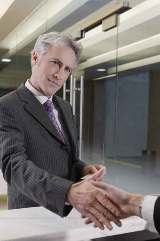 西方人,两个人,前台,服务员,宾馆,站,握手,笑,微笑,竖图,室内,白天,正面,西装,桌子,欧洲,欧洲人,握,套装,正装,办公桌,领带,拿,拿着,注视,职业装,观察,看,站着,服务台,房卡,握着,观看,察看,开启,象征,庄重,关注,身份,住宿,保全,正式,地位,就寝,接待员,平安,男人,男性,中年男性,白种人,服务生,侍者,搀手,拉手,手拉手,手握手,站立,半身,彩图,客店,客栈,旅店,旅馆,旅舍,汽车旅馆,帮助台,呼叫台