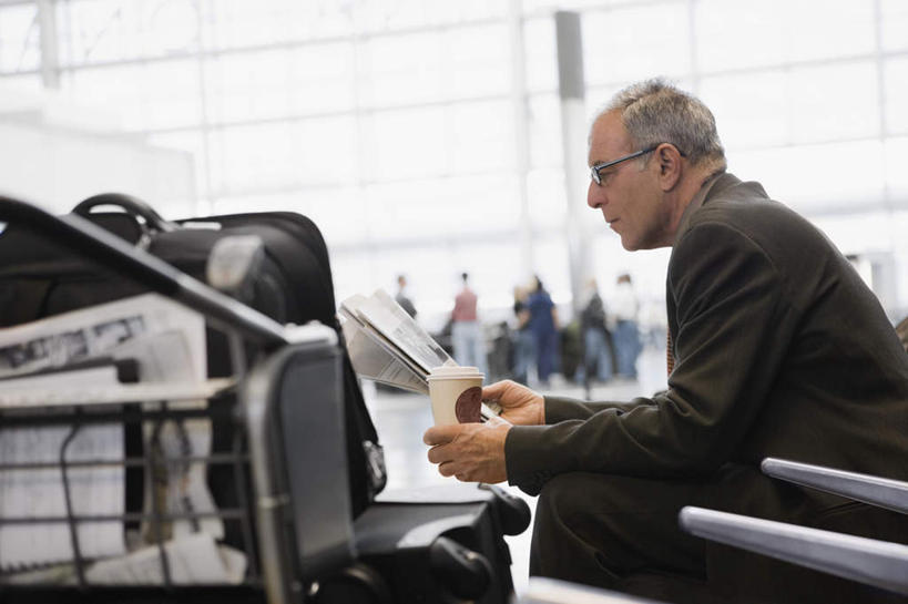 西方人,一个人,商务人士,商务男性,机场,坐,横图,室内,白天,侧面,衬衫,阅读,窗户,落地窗,飞机场,报纸,椅子,欧洲,欧洲人,仅一个男性,仅一个人,握,学习,套装,朦胧,模糊,拉杆箱,旅行箱,眼镜,拿,拿着,注视,玻璃窗,车,手推车,行李箱,箱子,交通工具,观察,看,仅一个老年男性,浏览,握着,行李车,观看,老花镜,出差,察看,关注,载具,商务装,工薪阶层,远视眼镜,老年男性,男人,男性,白种人,白领,上班族,航空站,空港,坐着,半身,彩图,衬衣,旅行,机场行李车
