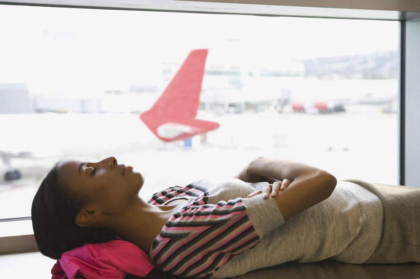 西方人,一个人,商务人士,商务女性,机场,躺,闭眼,睡,横图,室内,白天,侧面,窗户,靠垫,飞机,飞机场,欧洲,欧洲人,仅一个年轻女性,仅一个女性,仅一个人,套装,朦胧,模糊,靠枕,交通,光脚,航空,玻璃窗,垫子,枕头,交通工具,赤脚,运输,客机,载具,商务装,工薪阶层,卧着,年轻女性,女人,女性,白种人,白领,上班族,航空站,空港,闭眼睛,闭着眼,闭着眼睛,困,困觉,寝息,睡觉,躺着,卧,半身,彩图