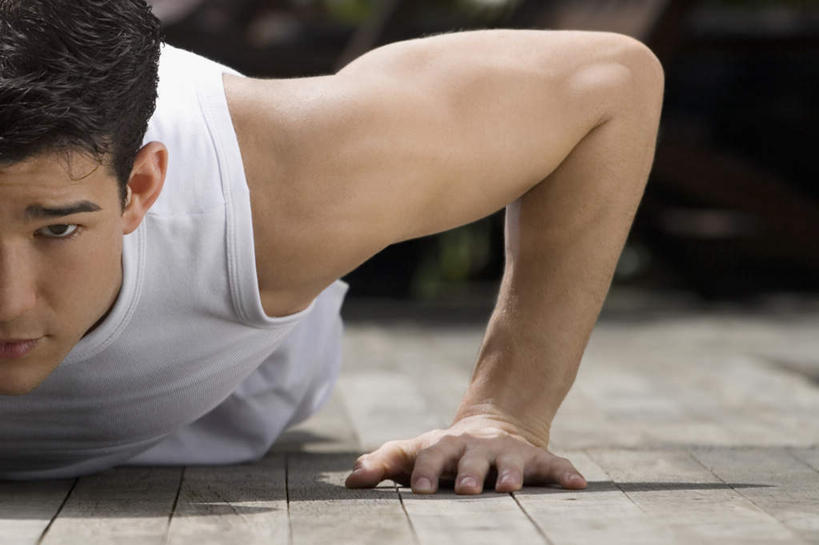 西方人,一个人,俯卧撑,横图,室外,白天,正面,锻炼,旅游,度假,运动,树林,植物,地板,欧洲,欧洲人,仅一个男性,仅一个人,撑,服装,朦胧,模糊,背心,地面,注视,娱乐,木地板,树,树木,仅一个年轻男性,衣服,绿色,自然,观察,看,享受,休闲,放松,服饰,生长,成长,观看,察看,撑着,衣着,穿着,关注,室外运动,户外运动,衣饰,男人,男性,年轻男性,白种人,伏地挺身,半身,彩图,健身,掌上压