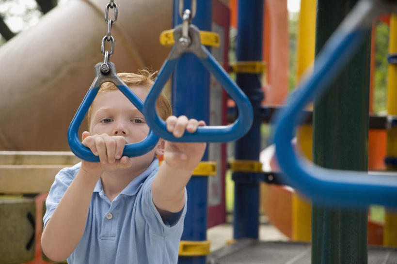 西方人,儿童,一个人,游乐园,举,横图,室外,白天,正面,游戏,纯洁,游乐场,玩具,欧洲,欧洲人,仅一个男性,仅一个人,握,用力,阴影,服装,朦胧,模糊,光线,影子,玩,注视,休闲装,娱乐,架子,小孩,衣服,蓝色,阳光,观察,看,托,仅一个小孩,休闲,休闲服,可爱,童年,童趣,益智,握着,服饰,观看,活动,察看,攀登架,发泄,关注,消遣,智力,使劲,童真,烂漫,无邪,宣泄,乐园,天真,男孩,男人,男性,白种人,孩子,举起,举手,举着,玩耍,嬉戏,向上举,向上伸,向上托,半身,彩图,攀爬架,男生