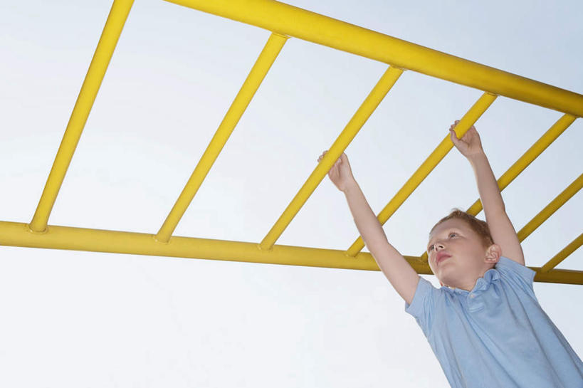 西方人,儿童,一个人,举,横图,室外,白天,仰视,游戏,纯洁,玩具,欧洲,欧洲人,仅一个男性,仅一个人,阴影,服装,光线,影子,玩,注视,休闲装,娱乐,架子,小孩,衣服,黄色,蓝色,蓝天,天空,阳光,天,观察,看,托,仅一个小孩,休闲,休闲服,可爱,童年,童趣,益智,服饰,晴朗,观看,活动,察看,攀登架,发泄,关注,消遣,智力,童真,烂漫,无邪,万里无云,宣泄,天真,男孩,男人,男性,白种人,孩子,晴空,晴空万里,举起,举手,举着,抬头,玩耍,嬉戏,向上举,向上伸,向上托,仰头,半身,彩图,低角度拍摄,攀爬架,男生