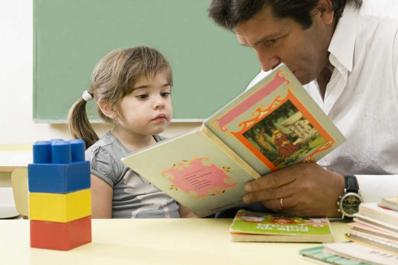 西方人,两个人,学生,教师,学校,坐,横图,室内,白天,正面,爱情,游戏,纯洁,智慧,书籍,玩具,欧洲,欧洲人,指,阴影,服装,时间,反射,时钟,手表,影子,墙,浪漫,玩,计时,注视,指点,休闲装,娱乐,校园,墙壁,墙面,装饰品,衣服,白色,戒指,饰品,首饰,黑板,钟表,观察,看,休闲,教室,休闲服,表,积木,恩爱,可爱,童年,童趣,益智,教学,服饰,观看,活动,教导,腕表,信物,察看,指向,权利,思维,发泄,关注,消遣,智力,想象,童真,烂漫,无邪,辅导,宣泄,手饰,耐磨,教诲,教学黑板,天真,男人,男性,女孩,女性,中年男性,白种人,讲师,老师,书,图书,钟,玩耍,嬉戏,坐着,半身,彩图