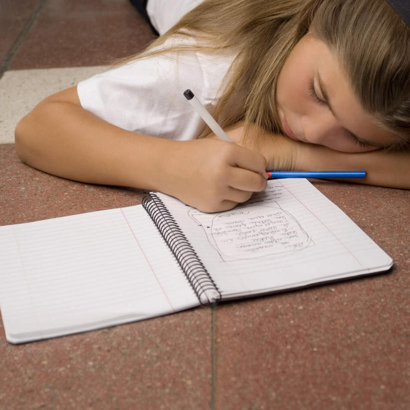 西方人,儿童,一个人,学生,方图,俯视,室内,白天,制服,纯洁,地板,书籍,欧洲,欧洲人,仅一个女性,仅一个人,握,阴影,服装,反射,笔,影子,办公用品,地面,注视,木地板,文具,小孩,学习用品,低头,观察,看,趴着,仅一个小孩,功课,校服,可爱,童年,童趣,握着,作业,观看,文具用品,察看,书写,关注,童真,烂漫,无邪,学生服,誊写,天真,女孩,女人,女性,白种人,孩子,书,图书,趴,半身,彩图,高角度拍摄,女生