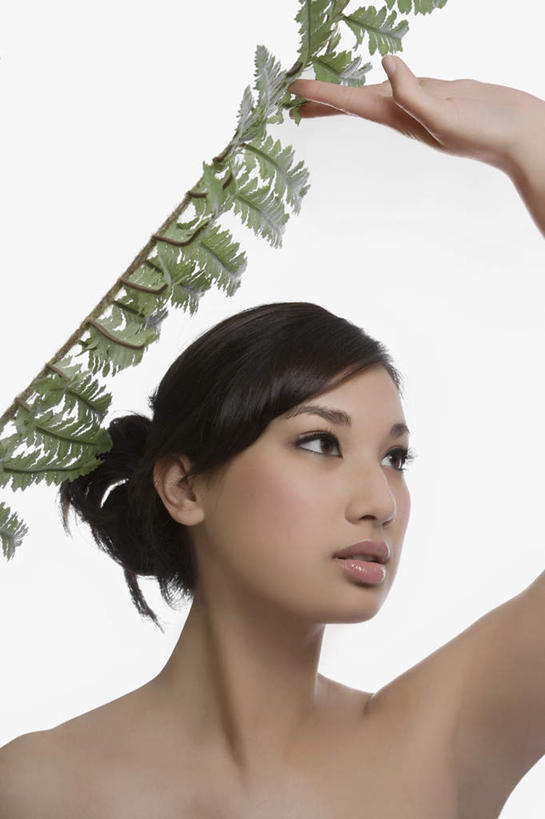 脸,头,脸颊,手,一个人,举,竖图,室内,特写,白天,白色背景,正面,植物,叶子,亚洲,仅一个年轻女性,仅一个女性,仅一个人,一片,握,绿叶,拿,拿着,注视,裸露,肩膀,绿色,自然,观察,看,托,手部,嫩叶,握着,摄影,影棚,生长,成长,观看,单手,蕨类,察看,关注,蕨类植物,裸,蹄盖蕨,年轻女性,女人,女性,亚洲人,印度人,头部,脸部,脸蛋,面部,叶,叶片,举起,举手,举着,向上举,向上伸,向上托,半身,彩图,影棚拍摄,拍摄
