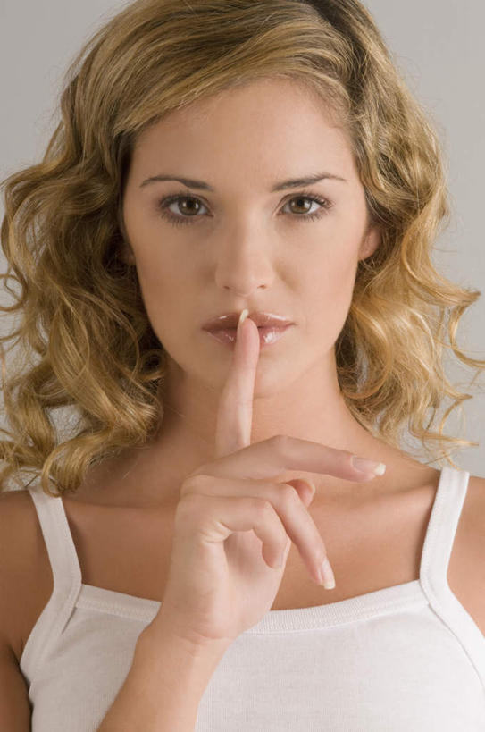 西方人,脸,头,脸颊,手,一个人,竖图,室内,特写,白天,正面,吊带,欧洲,欧洲人,仅一个年轻女性,仅一个女性,仅一个人,服装,注视,吊带衫,肩膀,衣服,白色,观察,看,手势,手部,手指,金色,安静,摄影,服饰,影棚,观看,单手,察看,搀扶,衣着,食指,穿着,关注,衣饰,年轻女性,女人,女性,白种人,头部,卷发,脸部,脸蛋,面部,半身,彩图,影棚拍摄,拍摄