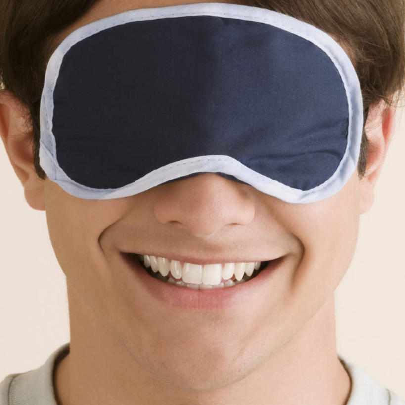 西方人,脸,头,脸颊,一个人,笑,微笑,露齿笑,方图,室内,特写,白天,正面,欧洲,欧洲人,仅一个男性,仅一个人,服装,休闲装,肩膀,仅一个年轻男性,一个,衣服,休闲,休闲服,眼罩,遮,遮掩,摄影,服饰,影棚,单个,掩盖,遮挡,遮盖,掩饰,男人,男性,年轻男性,白种人,头部,脸部,脸蛋,面部,半身,彩图,影棚拍摄,拍摄,睡眠眼罩,遮光眼罩