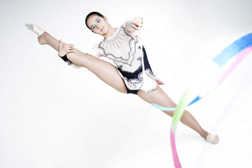 西方人,一个人,运动员,站,横图,室内,白天,白色背景,正面,运动服,锻炼,运动,欧洲,欧洲人,仅一个年轻女性,仅一个女性,仅一个人,握,服装,体操,拿,拿着,注视,衣服,观察,看,站着,活力,握着,摄影,服饰,影棚,观看,张开双腿,察看,优美,衣着,穿着,关注,体操服,艺术体操,衣饰,带操,体操彩带,艺术体操带,展开双腿,韵律体操,体育,年轻女性,女人,女性,白种人,体育运动员,运动选手,站立,彩图,全身,影棚拍摄,健身,拍摄,半体服,伸展双腿,运动装