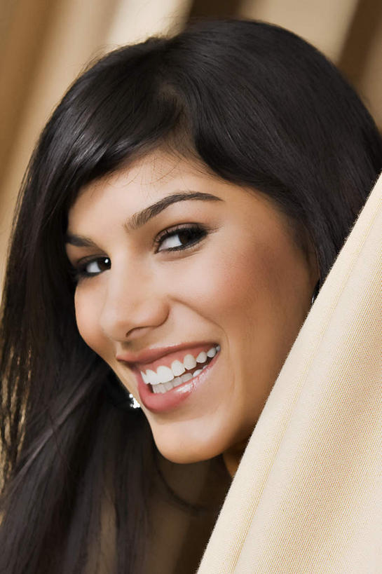 西方人,脸,头,脸颊,一个人,商店,笑,微笑,露齿笑,竖图,室内,特写,正面,购物,消费,窗帘,超市,欧洲,欧洲人,仅一个年轻女性,仅一个女性,仅一个人,装饰,注视,帘子,天,观察,看,遮阳,金融,更衣间,试衣间,百货,观看,华丽,修饰,点缀,察看,服装店,关注,更衣室,选购,贸易,百货公司,服饰店,衬托,美观,雅致,雅观,血拼,年轻女性,女人,女性,白种人,头部,脸部,脸蛋,面部,半身,彩图,购物商场,购物中心,商业中心