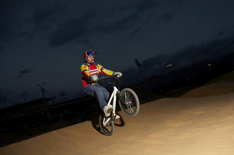 西方人,一个人,体育馆,运动场,坐,横图,室外,白天,正面,运动服,锻炼,旅游,度假,安全,运动,自行车,欧洲,欧洲人,仅一个男性,仅一个人,服装,防护,注视,娱乐,体育场,极限运动,车,脚踏车,仅一个年轻男性,衣服,手套,交通工具,观察,看,享受,休闲,放松,服饰,观看,保护,察看,衣着,穿着,关注,载具,室外运动,保险,户外运动,保全,周全,安稳,安定,运动馆,防护手套,衣饰,平安,体育,男人,男性,年轻男性,白种人,坐着,彩图,全身,健身,小轮车,运动装