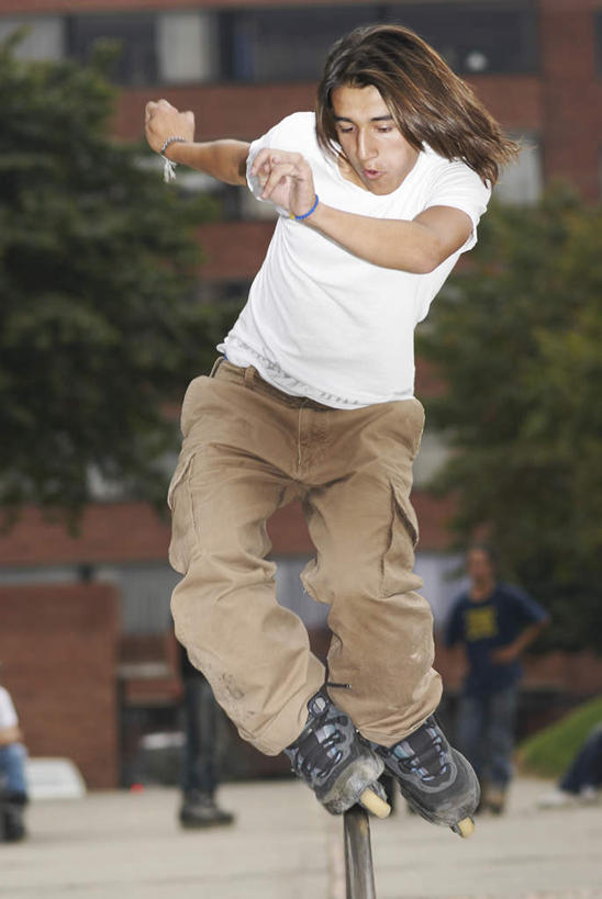 西方人,一个人,家,站,竖图,室外,白天,正面,锻炼,旅游,度假,运动,滚轴溜冰,植物,欧洲,欧洲人,仅一个男性,仅一个人,服装,房屋,屋子,公寓,旱冰鞋,溜冰鞋,注视,休闲装,娱乐,洋房,楼房,住宅,树,树木,仅一个年轻男性,衣服,绿色,自然,观察,看,站着,享受,休闲,休闲服,轮滑鞋,放松,服饰,生长,成长,观看,察看,关注,室外运动,户外运动,滑冰鞋,单排轮滑,滑旱冰,轮滑运动,溜冰,轮滑,男人,男性,年轻男性,白种人,站立,彩图,全身,健身,房子