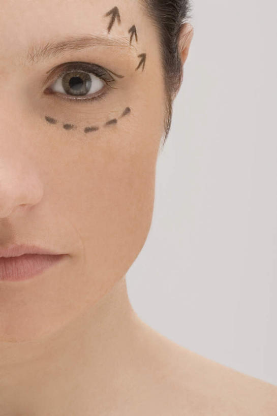 西方人,脸,头,眼睛,脸颊,眉毛,睫毛,一个人,竖图,室内,特写,白天,白色背景,正面,欧洲,欧洲人,瞳孔,仅一个年轻女性,仅一个女性,仅一个人,注视,方向,标记,箭头,观察,看,眼部,摄影,影棚,观看,察看,手术,指向,关注,整形,簇,年轻女性,女人,女性,白种人,头部,睫,脸部,脸蛋,眉,面部,眼,眼睫毛,眼眉,半身,彩图,影棚拍摄,拍摄,外科手术,医疗美容外科手术,整形手术,眼眉毛