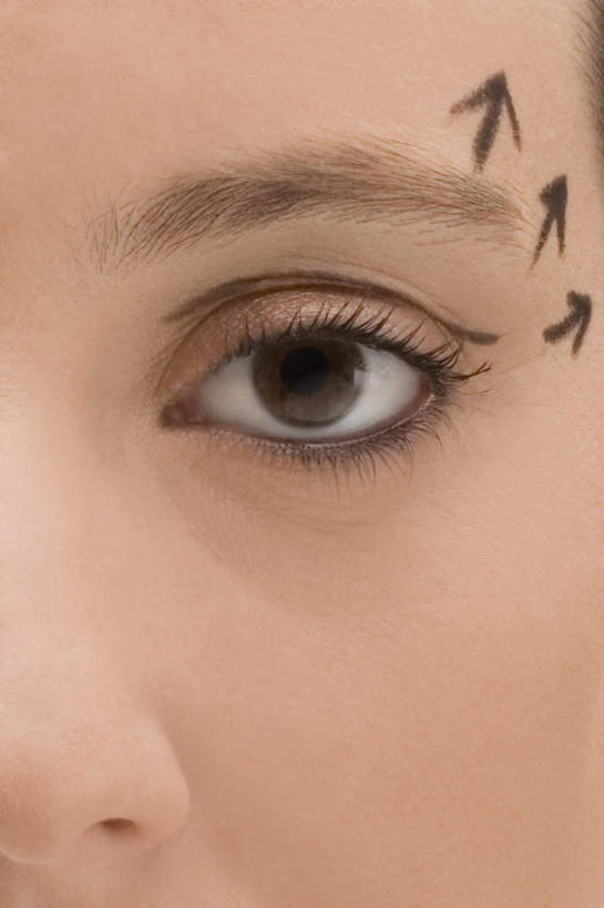 西方人,脸,头,眼睛,脸颊,眉毛,睫毛,一个人,竖图,室内,特写,白天,正面,欧洲,欧洲人,瞳孔,仅一个年轻女性,仅一个女性,仅一个人,注视,方向,标记,箭头,黑色,观察,看,眼部,观看,察看,手术,指向,关注,整形,簇,年轻女性,女人,女性,白种人,头部,睫,脸部,脸蛋,眉,面部,眼,眼睫毛,眼眉,半身,彩图,外科手术,医疗美容外科手术,整形手术,眼眉毛