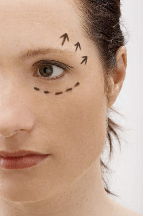 西方人,脸,头,眼睛,脸颊,眉毛,睫毛,一个人,竖图,室内,特写,白天,白色背景,正面,欧洲,欧洲人,瞳孔,仅一个年轻女性,仅一个女性,仅一个人,注视,方向,标记,箭头,观察,看,眼部,摄影,影棚,观看,察看,手术,指向,关注,整形,簇,年轻女性,女人,女性,白种人,头部,睫,脸部,脸蛋,眉,面部,眼,眼睫毛,眼眉,半身,彩图,影棚拍摄,拍摄,外科手术,医疗美容外科手术,整形手术,眼眉毛