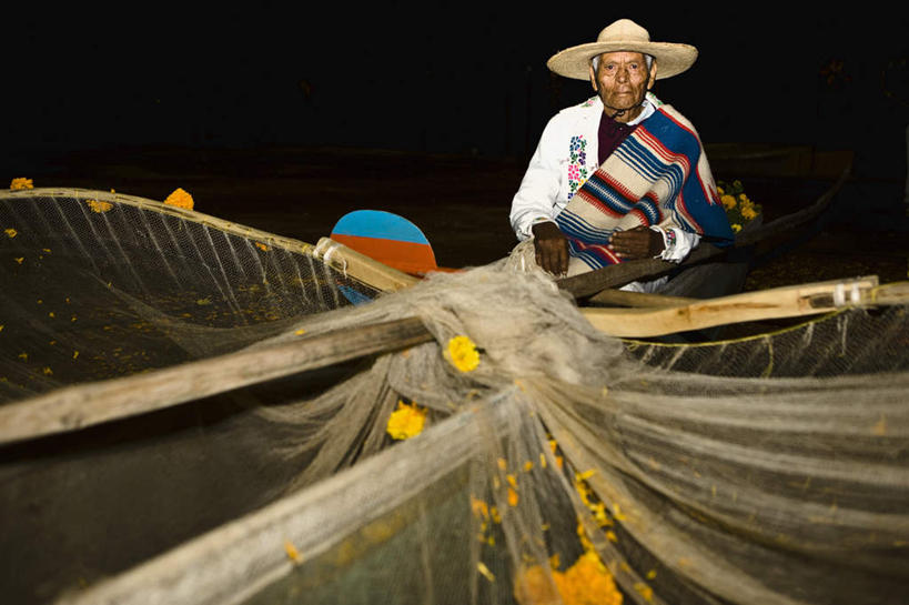 西方人,一个人,渔夫,站,横图,室外,夜晚,正面,旅游,度假,美景,城市,帽子,墨西哥,欧洲,欧洲人,仅一个男性,仅一个人,握,服装,草帽,景观,拿,拿着,注视,休闲装,娱乐,衣服,自然,观察,看,站着,仅一个老年男性,享受,休闲,休闲服,景色,放松,握着,服饰,渔网,观看,渔具,察看,北美,北美洲,关注,抓捕,自然风光,美洲,捕捞,鱼网,拉网,捕捞工具,首府,莫雷利亚,米却肯,北亚美利加洲,亚美利加洲,墨西哥合众国,仙人掌王国,巴亚多利德,米却肯州,莫雷利亚市,老年男性,男人,男性,白种人,捕鱼人,打鱼人,站立,半身,彩图