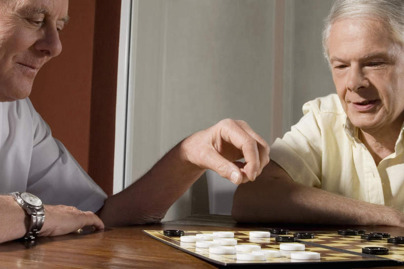 西方人,两个人,伙伴,朋友,坐,横图,室内,白天,正面,游戏,友谊,智慧,桌面,桌子,欧洲,欧洲人,握,服装,时间,木制,时钟,手表,拿,玩,计时,拿着,注视,休闲装,娱乐,衣服,木制品,钟表,观察,看,休闲,休闲服,棋盘,表,益智,握着,服饰,观看,活动,腕表,察看,发泄,关注,消遣,智力,跳棋,宣泄,西洋跳棋,国际跳棋,友情,老年男性,男人,男性,白种人,钟,玩耍,嬉戏,坐着,半身,彩图