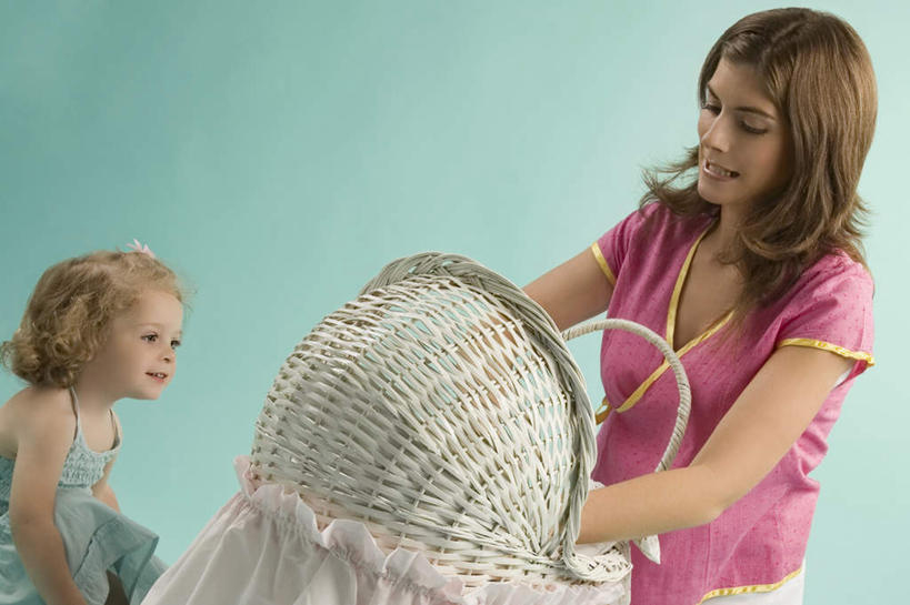 西方人,儿童,中年人,两个人,家庭,母亲,女儿,站,坐,笑,微笑,露齿笑,横图,室内,白天,正面,纯洁,安全,吊带,欧洲,欧洲人,绿色背景,阴影,服装,反射,影子,注视,吊带衫,小孩,衣服,观察,看,站着,舒服,温暖,温馨,母女,一家人,可爱,母爱,童年,童趣,摄影,服饰,影棚,婴儿用品,观看,婴儿床,保护,和睦,察看,舒适,衣着,穿着,关注,摇篮,童真,烂漫,无邪,衣饰,婴儿卧具,天真,女孩,女人,女性,中年女性,白种人,孩子,站立,坐着,半身,彩图,影棚拍摄,拍摄,融洽,女生