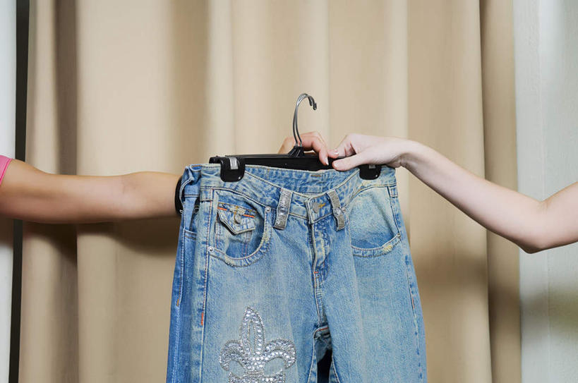 西方人,两个人,店员,商店,横图,室内,白天,正面,购物,消费,超市,欧洲,欧洲人,握,裤子,装饰,木制,拿,拿着,牛仔裤,顾客,帘子,夹子,木制品,营业员,握着,金融,更衣间,试衣间,百货,华丽,修饰,门帘,点缀,服装店,更衣室,选购,贸易,百货公司,衣夹,服饰店,衬托,美观,雅致,雅观,血拼,销售人员,主顾,年轻女性,女人,女性,白种人,售货员,半身,彩图,购物商场,购物中心,商业中心