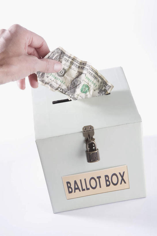 西方人,手,一个人,竖图,俯视,室内,特写,白天,白色背景,安全,钱,美元,欧洲,欧洲人,仅一个年轻女性,仅一个女性,仅一个人,一排,一张,握,阴影,整齐,反射,英文,标志,钱币,文字,影子,字符,字母,防护,美金,拿,拿着,标识,锁,排列,容器,箱子,手部,握着,钞票,金融,纸币,摄影,影棚,经济,储藏,英文字母,保护,单手,挂锁,储存,队列,美圆,保险,私密,流通,纸钞,贸易,保全,周全,安稳,安定,防盗,想法,平安,货币,现金,年轻女性,女人,女性,白种人,半身,彩图,高角度拍摄,影棚拍摄,拍摄,建议,意见,意见箱,建议箱,贮存