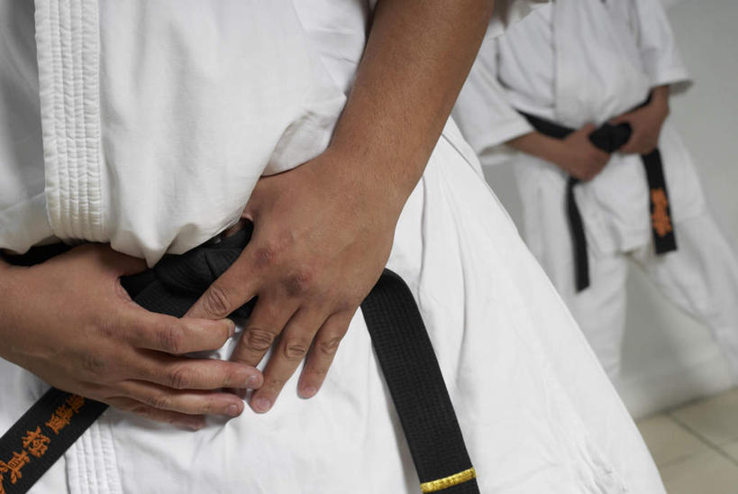 西方人,手,两个人,站,横图,室内,白天,正面,锻炼,运动,武术,欧洲,欧洲人,握,服装,朦胧,模糊,墙,墙壁,墙面,衣服,白色,站着,手部,握着,服饰,衣着,穿着,搏击,空手道,柔道服,衣饰,体育,男人,男性,年轻男性,白种人,站立,半身,彩图,健身,空手,唐手,武道,练功服