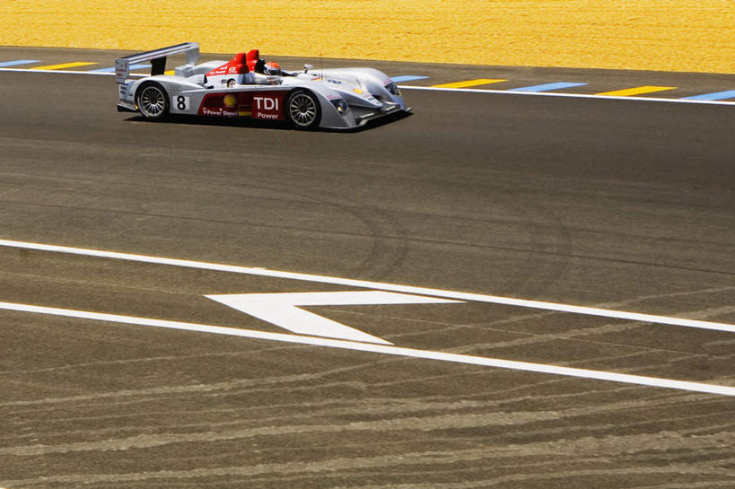 西方人,一个人,体育馆,运动场,坐,横图,俯视,室外,白天,运动服,赛车,帽子,欧洲,欧洲人,仅一个男性,仅一个人,服装,头盔,注视,体育场,车,仅一个年轻男性,衣服,安全帽,交通工具,观察,驾驶,看,行驶,服饰,观看,操纵,控制,察看,衣着,穿着,关注,载具,一级方程式,赛车手,操控,一级方程式赛车,赛车场,运动馆,把持,衣饰,男人,男性,年轻男性,白种人,坐着,彩图,高角度拍摄,全身,世界一级方程式锦标赛,f1赛车,运动装